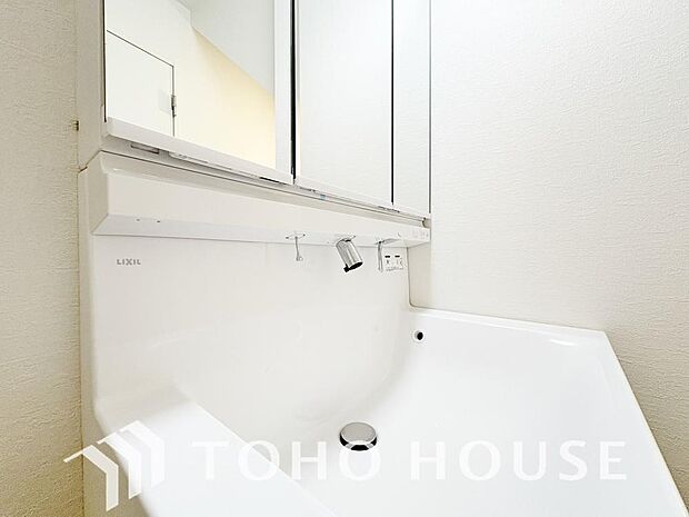 手で洗いたい大切な服など、広く使えると助かる洗面台は汚れの付きにくい形状と素材で造られております。