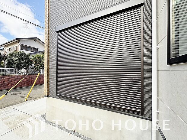 防犯機能のシャッターを完備しております。女性のチカラでも開閉が可能ですのでラクラクな所も便利です。