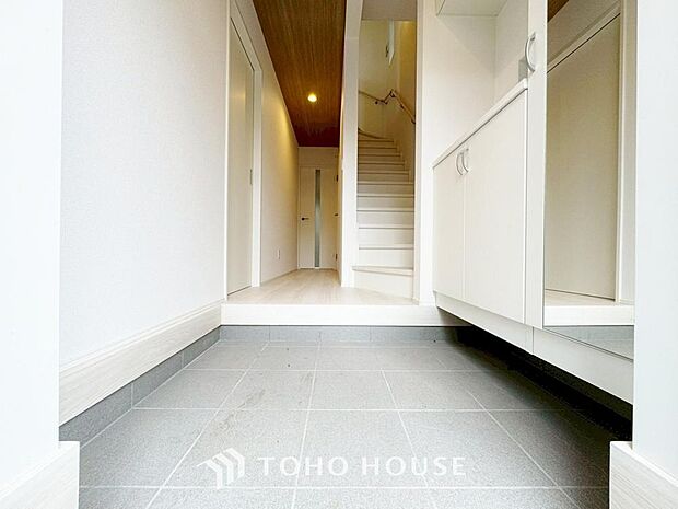 ゲストを招き、家族を迎える玄関は、ディスプレイや照明にこだわってみてはいかがでしょうか。