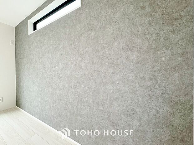 クロスの一部に違う色や柄を取り入れ、単調になりがちなお部屋の雰囲気を変えるアクセントクロスを採用。