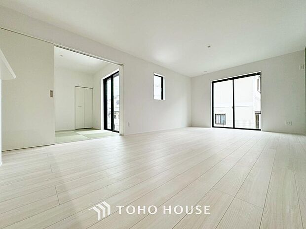 朝は爽やかな日差しを浴びながら、家族みんなでおいしい朝食。昼下がりにはのんびりと過ごすひと時。