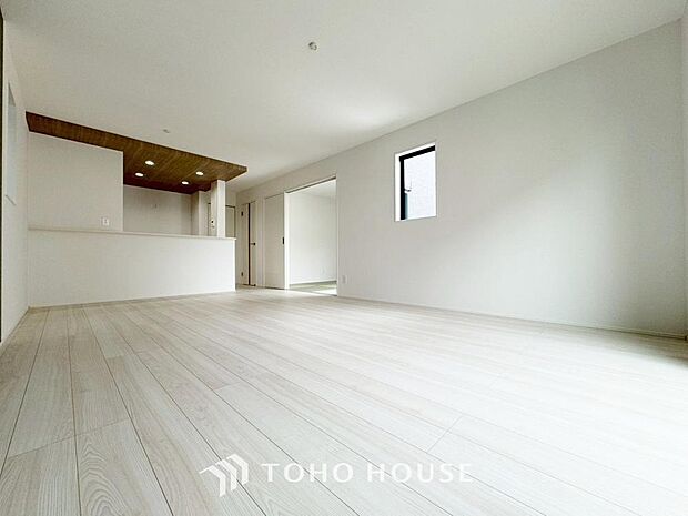 家族が自然と集まる明るいリビング。広々とした空間で豊かな時間をお過ごしください。