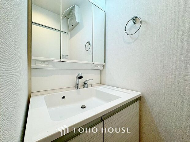 シンプルだからこそ使いやすい。スタンダードなデザインの洗面ボウルは清潔感あるオフホワイトです。