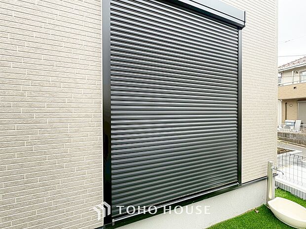 防犯機能のシャッターを完備しております。女性のチカラでも開閉が可能ですのでラクラクな所も便利です。