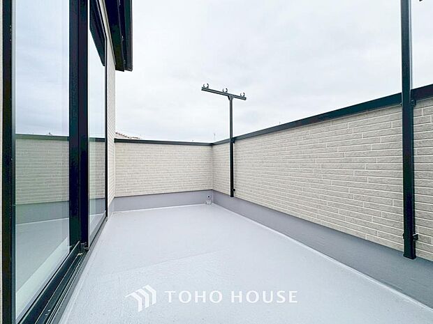 頬をなでる優しい風を感じることが出来るバルコニー。つい深呼吸をしたくなる気持ちの良い眺望です。