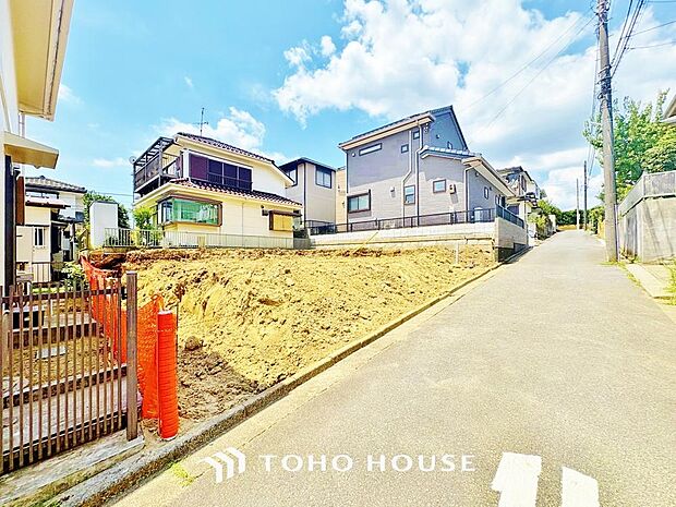 街並みの風景に包み込まれながら、瀟洒な印象も湛えて佇みます。