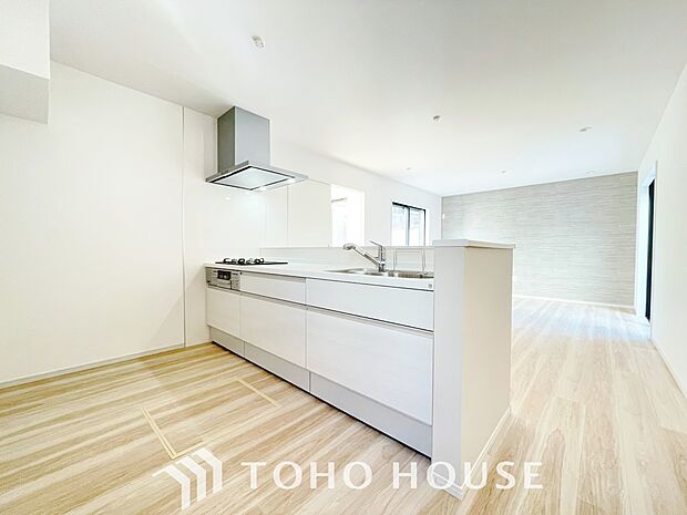 キッチンは、リビングで寛ぐ家族や小さなお子様を見守りながら料理が出来る対面式の温もり設計。