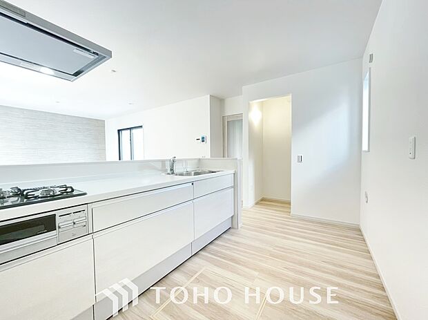 充実した収納スペースを搭載したシステムキッチンは、日々の家事がはかどります。