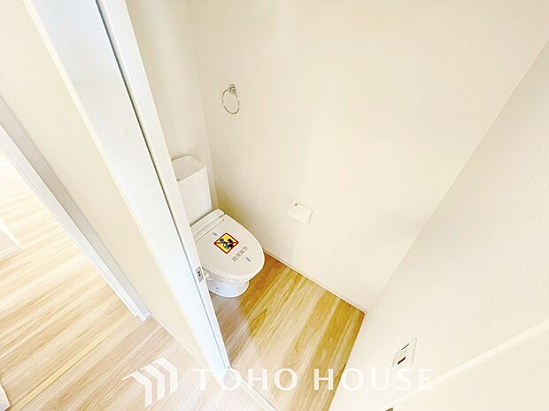 十分な広さと清潔感のあるカラーで纏まったおトイレ。時間に余裕とゆとりを持たせます。