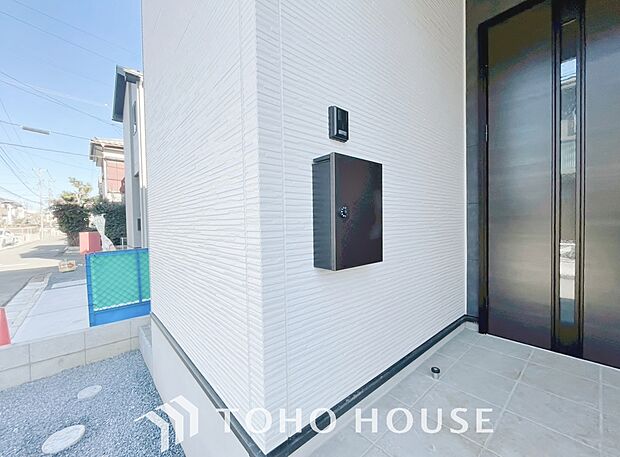 ポストは数字を回して施解錠できるダイヤルや暗証番号を設定するタイプなどがあり防犯効果が高まります。