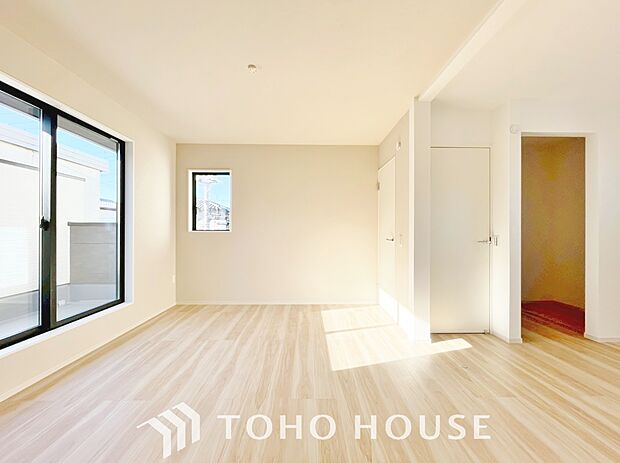 清潔感あるホワイトの壁紙。毎日の生活を少しでも快適に過ごして頂ける様、飽きのこない雰囲気が大切です。