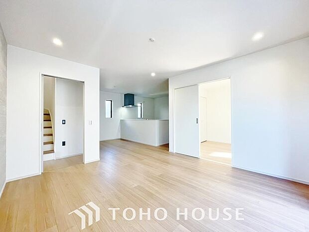 リビングも広く設け、訪れる人々を暖かく迎えてくれます。