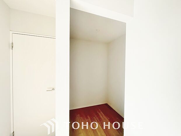 ウォークインクローゼットは洋服だけでなく、帽子や鞄などの小物もまとめて収納できるのが嬉しいですよね。