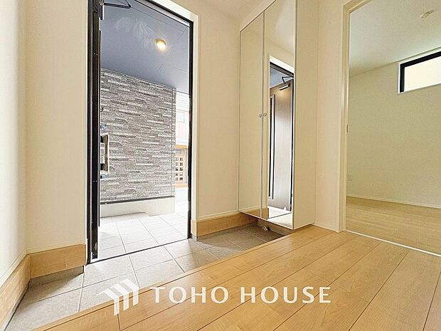 毎日みんなを見送り、そして迎え入れる場所だから。帰りたくなる家をテーマに設計した、自慢の玄関です。