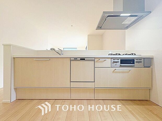 キッチンは、リビングで寛ぐ家族や小さなお子様を見守りながら料理が出来る対面式の温もり設計。