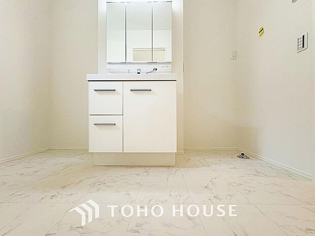 お家の中でも特にプライベートスペースとなる洗面所は、洗濯場所と浴室を同じ空間でまとめております。