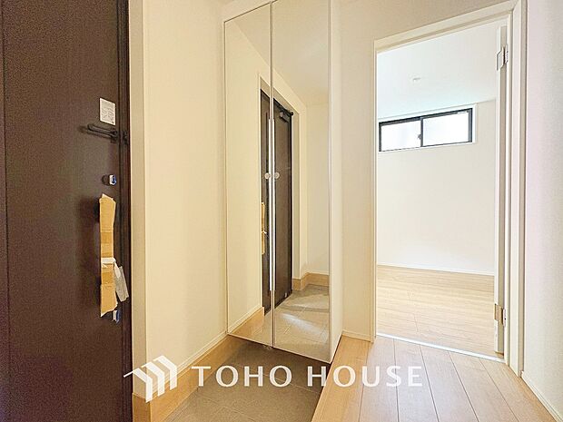 人を迎え入れる最初の場所だからこそ、清潔感がある空間にして頂ける様シューズボックスを設置しました。