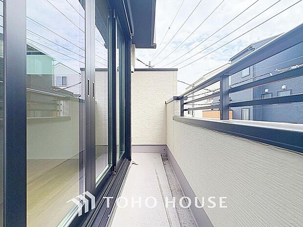 暖かい陽ざしが差込むバルコニーは、晴れた日には、洗濯物が良く乾きます。また、風通しも良好です。