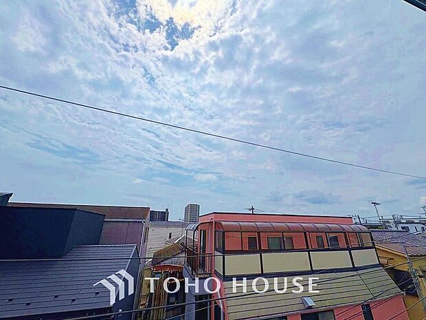 その豊かな眺望にふさわしい空間には、通風・採光にも優れ、心地よい光と風があふれています。