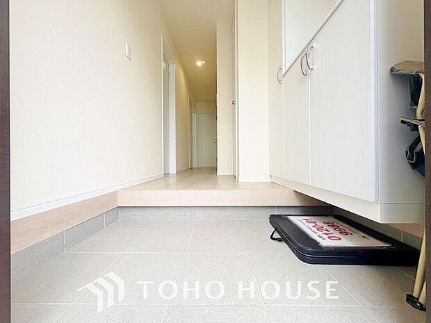 玄関そばの廊下収納。日用品のストックや防災グッズを置いたりと、何かと便利に使えます。