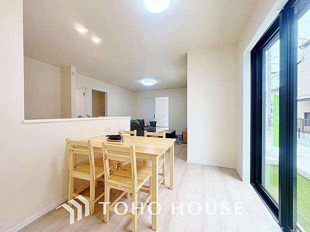 LDKでは家族が集まり、明るく穏やかな空気のなかで飲んだり、食べたり、笑ったり。