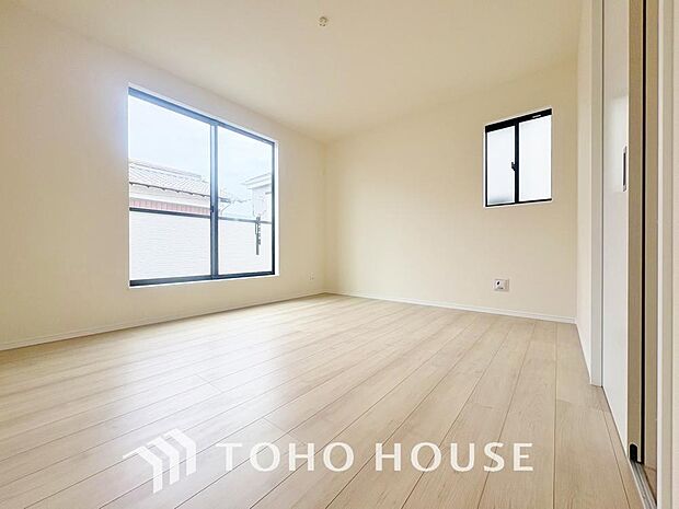 清潔感あるホワイトの壁紙。毎日の生活を少しでも快適に過ごして頂ける様、飽きのこない雰囲気が大切です。