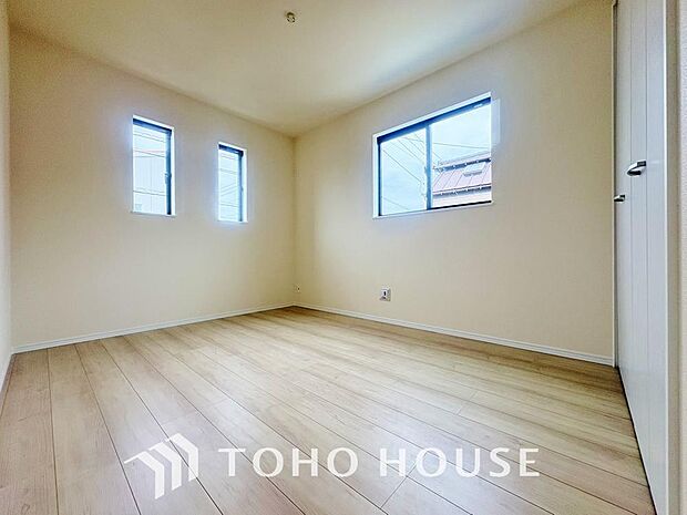 明るい色のフローリングと白いクロスが光を反射して更なる採光を生みます。