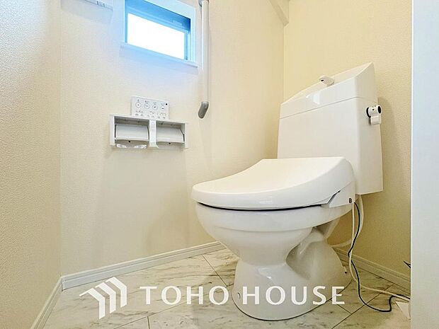 十分な広さと清潔感のあるカラーで纏まったおトイレ。時間に余裕とゆとりを持たせます。