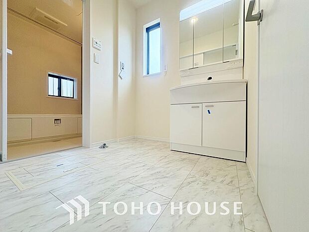 シンプルだからこそ使いやすい。スタンダードなデザインの洗面ボウルは清潔感あるオフホワイトです。