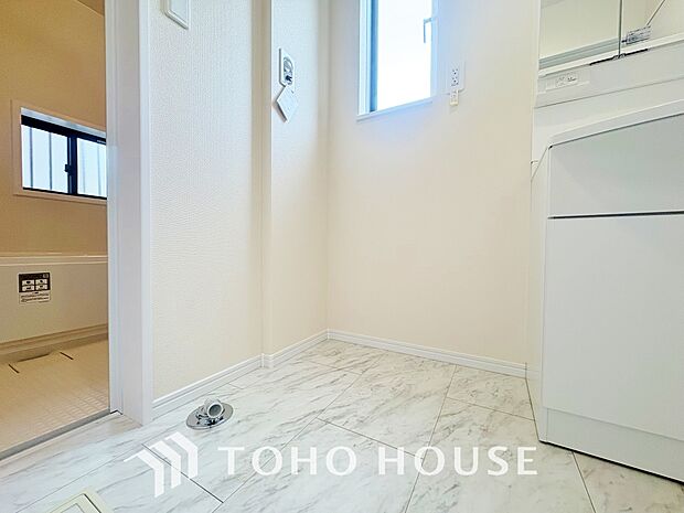 脱衣所内に洗濯機を置けるスペースを確保!ご家族のお洗濯物を洗う際にも大容量の洗濯機を置けて便利です。