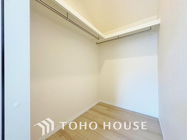 ウォークインクローゼットは洋服だけでなく、帽子や鞄などの小物もまとめて収納できるのが嬉しいですよね。