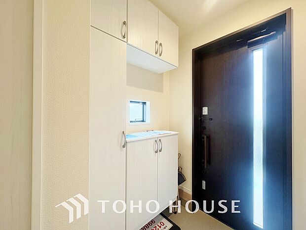 シューズボックスは限られた玄関スペースでも収納を取れる為、玄関内をすっきり片付けることができます。