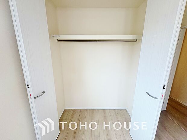 奥行きあるクローゼットを採用。衣装ケースや、掃除機といった物を収納できるような造りになっております。