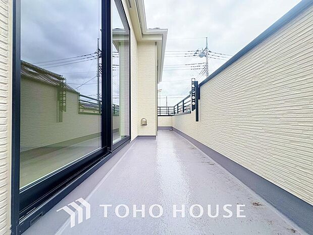 暖かい陽ざしが差込むバルコニーは、晴れた日には、洗濯物が良く乾きます。また、風通しも良好です。