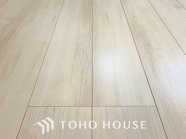 床をフローリングにすることで、お洒落かつ木目の温かみを感じる落ち着いた空間へと仕上げる事ができます。