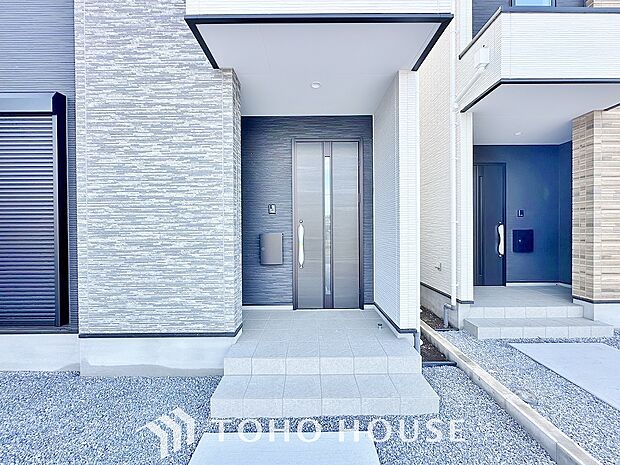 毎日みんなを見送り、そして迎え入れる場所だから。帰りたくなる家をテーマに設計した、自慢の玄関です。