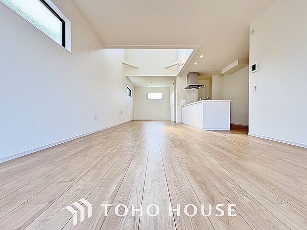 家族みんなが共に過ごす大切な時間。広々開放的なリビングはいつも快適で笑顔溢れる空間に。