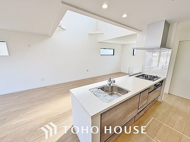 広々スペースのキッチンは使い勝手も考えられた設計。収納にも困らず調理器具もスッキリ片づけられます。