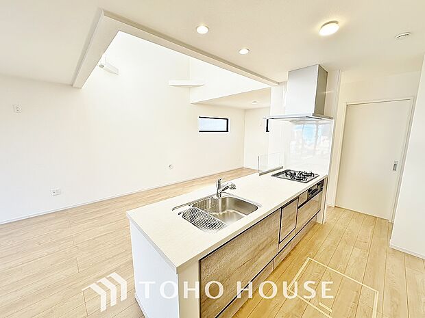 広々スペースのキッチンは使い勝手も考えられた設計。収納にも困らず調理器具もスッキリ片づけられます。