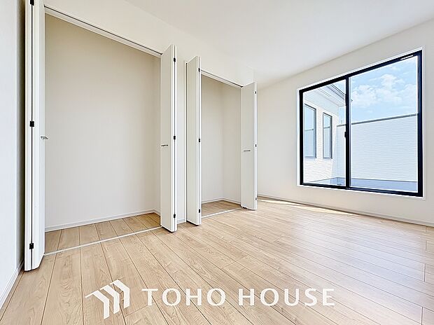 クローゼットを完備。家具の配置にも困らない設計がされており、採光と室内のバランスが絶妙です。