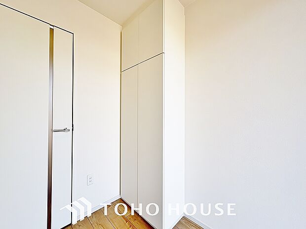 シューズボックスは限られた玄関スペースでも収納を取れる為、玄関内をすっきり片付けることができます。