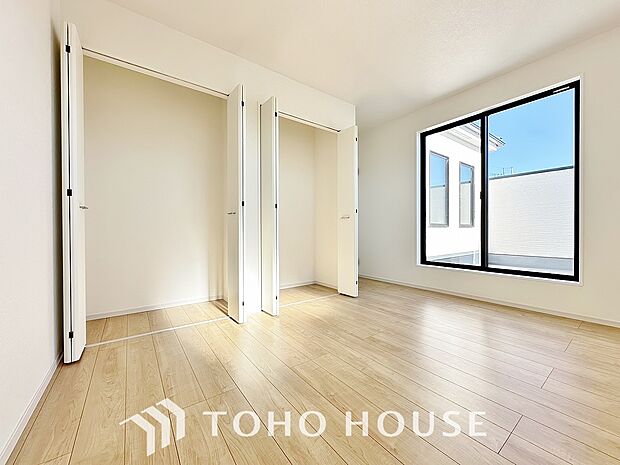 クローゼットを完備。家具の配置にも困らない設計がされており、採光と室内のバランスが絶妙です。