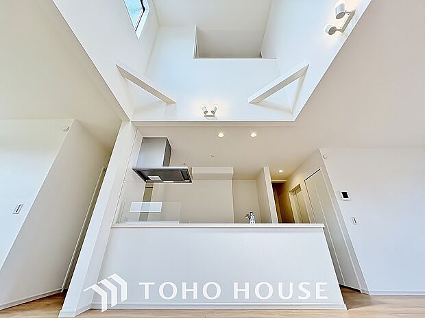 吹き抜けを採用した為、天井が高く見え、視界が抜けて視覚的に広く開放感を感じます。