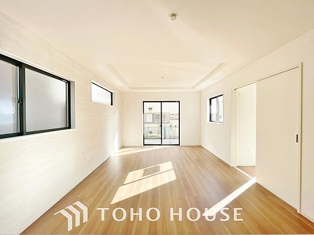 光と風があふれる開放的なリビングダイニングには自然と家族みんなが集まってきます。