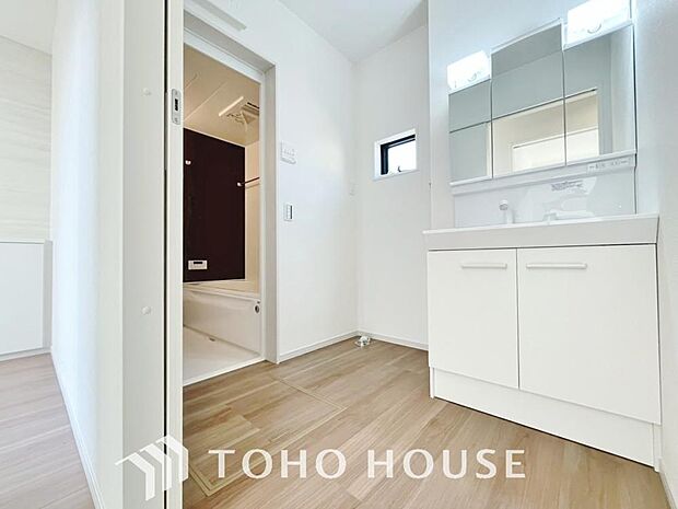 お家の中でも特にプライベートスペースとなる洗面所は、洗濯場所と浴室を同じ空間でまとめております。