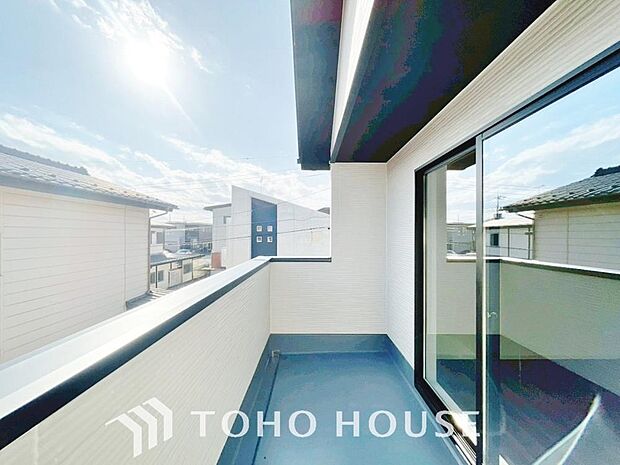 暖かい陽ざしが差込むバルコニーは、晴れた日には、洗濯物が良く乾きます。また、風通しも良好です。