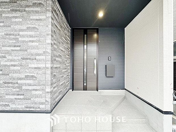 毎日みんなを見送り、そして迎え入れる場所だから。帰りたくなる家をテーマに設計した、自慢の玄関です。