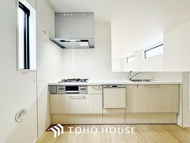 高級感あるカウンター、排水一体型シンク、3口コンロ、浄水器内蔵シャワー混合栓、食洗機を完備。