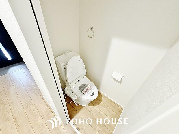 清潔な空間であって頂けますように、目に留まるだけではなく、汚れをふき取り易いフロアと壁紙をチョイス。