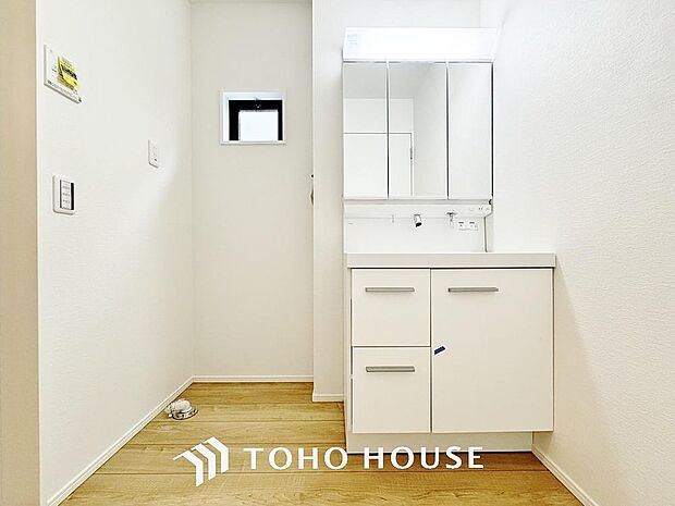 シンプルだからこそ使いやすい。スタンダードなデザインの洗面ボウルは清潔感あるオフホワイトです。